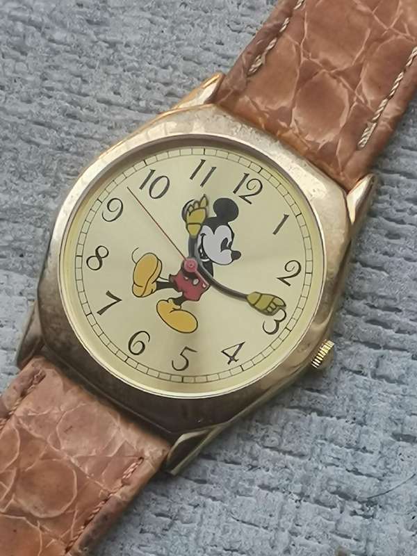 MENS/BOYS VINTAGE JUSTIN MICKEY MOUSE WATCH IN EXCELLENT WORKING CONDITION