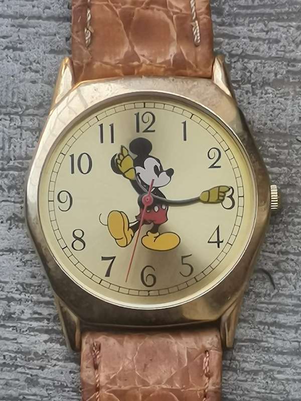 MENS/BOYS VINTAGE JUSTIN MICKEY MOUSE WATCH IN EXCELLENT WORKING CONDITION