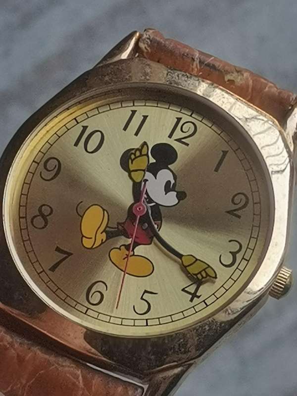MENS/BOYS VINTAGE JUSTIN MICKEY MOUSE WATCH IN EXCELLENT WORKING CONDITION