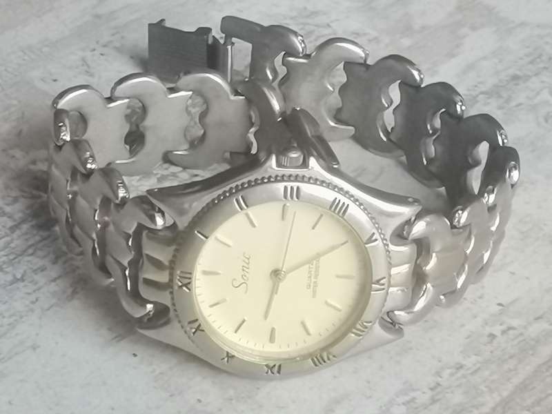MENS VINTAGE SONIC STAINLESS STEEL WATCH IN EXCELLENT WORKING CONDITION