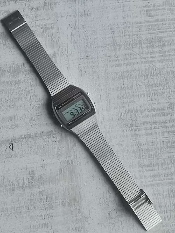 MENS VINTAGE SANYO ALARM CHRONOGRAPH STAINLESS STEEL DIGITAL WATCH IN EXCELLENT WORKING CONDITION
