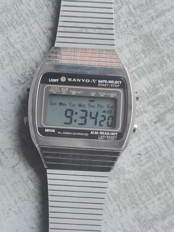 MENS VINTAGE SANYO ALARM CHRONOGRAPH STAINLESS STEEL DIGITAL WATCH IN EXCELLENT WORKING CONDITION