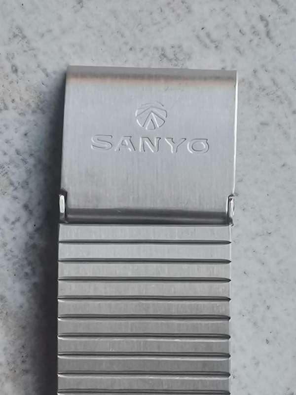 MENS VINTAGE SANYO ALARM CHRONOGRAPH STAINLESS STEEL DIGITAL WATCH IN EXCELLENT WORKING CONDITION