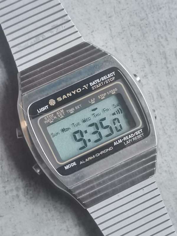 MENS VINTAGE SANYO ALARM CHRONOGRAPH STAINLESS STEEL DIGITAL WATCH IN EXCELLENT WORKING CONDITION