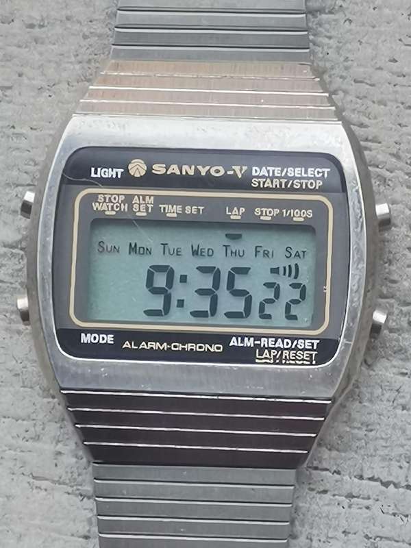 MENS VINTAGE SANYO ALARM CHRONOGRAPH STAINLESS STEEL DIGITAL WATCH IN EXCELLENT WORKING CONDITION