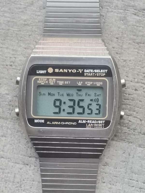 MENS VINTAGE SANYO ALARM CHRONOGRAPH STAINLESS STEEL DIGITAL WATCH IN EXCELLENT WORKING CONDITION