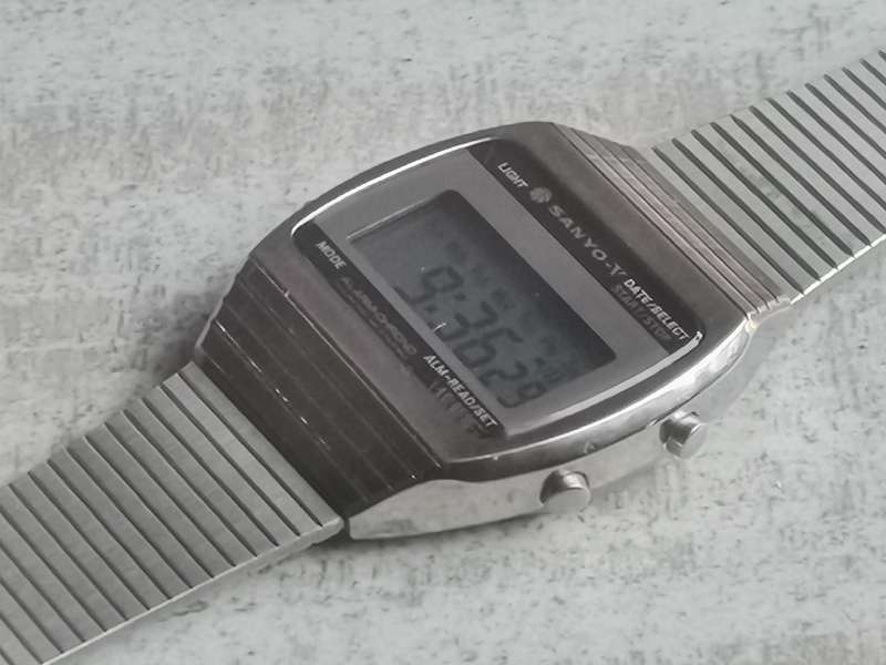 MENS VINTAGE SANYO ALARM CHRONOGRAPH STAINLESS STEEL DIGITAL WATCH IN EXCELLENT WORKING CONDITION