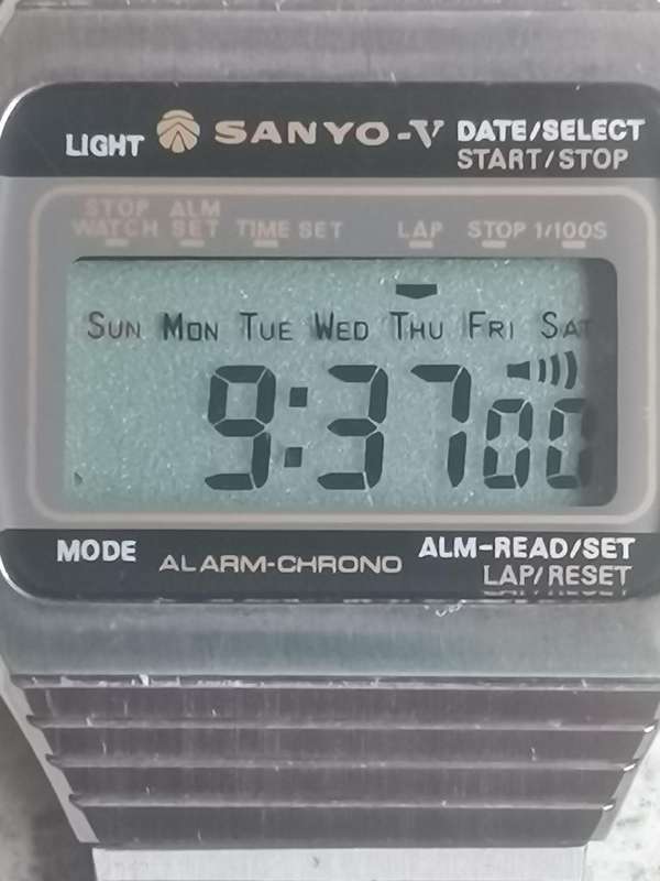 MENS VINTAGE SANYO ALARM CHRONOGRAPH STAINLESS STEEL DIGITAL WATCH IN EXCELLENT WORKING CONDITION