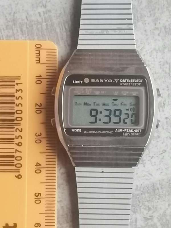 MENS VINTAGE SANYO ALARM CHRONOGRAPH STAINLESS STEEL DIGITAL WATCH IN EXCELLENT WORKING CONDITION