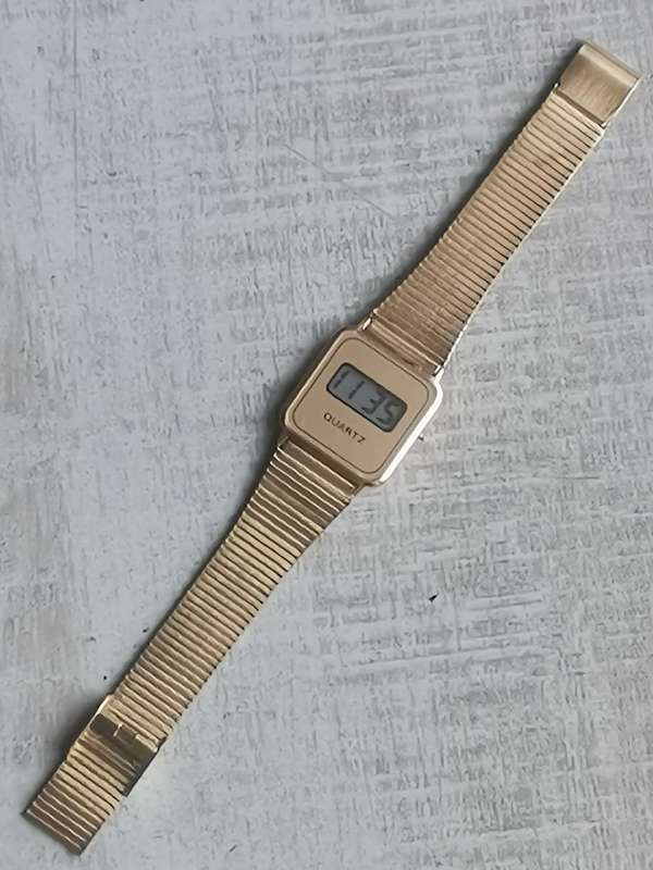 MENS GOLD PLATED DIGITAL WATCH WITH GOLD STAINLESS STEEL STRAP IN EXCELLENT WORKING CONDITION
