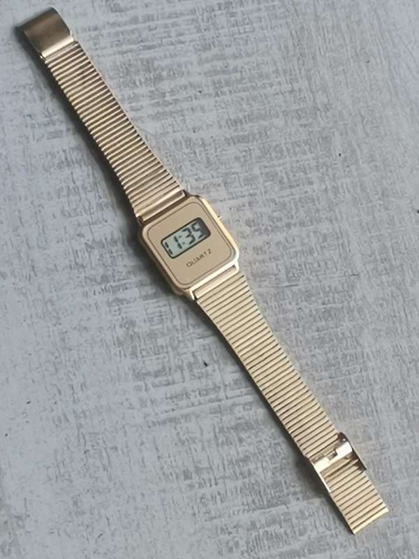 MENS GOLD PLATED DIGITAL WATCH WITH GOLD STAINLESS STEEL STRAP IN EXCELLENT WORKING CONDITION