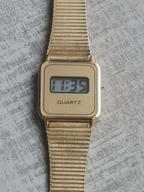 MENS GOLD PLATED DIGITAL WATCH WITH GOLD STAINLESS STEEL STRAP IN EXCELLENT WORKING CONDITION