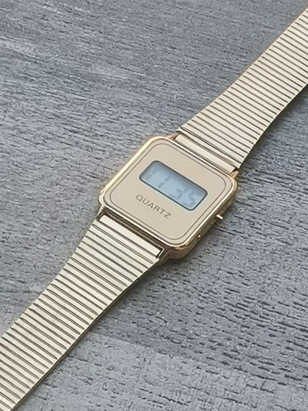 MENS GOLD PLATED DIGITAL WATCH WITH GOLD STAINLESS STEEL STRAP IN EXCELLENT WORKING CONDITION
