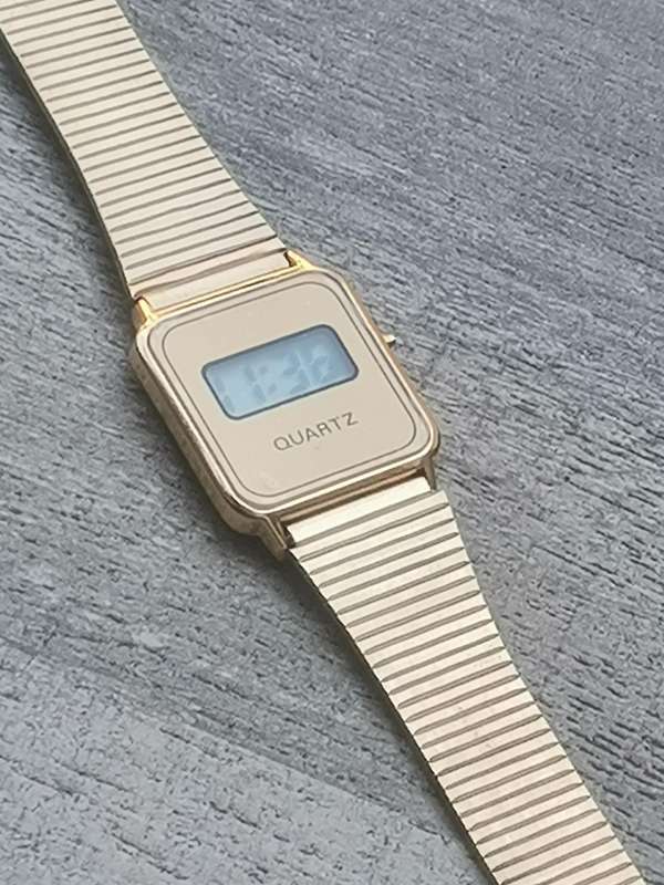 MENS GOLD PLATED DIGITAL WATCH WITH GOLD STAINLESS STEEL STRAP IN EXCELLENT WORKING CONDITION
