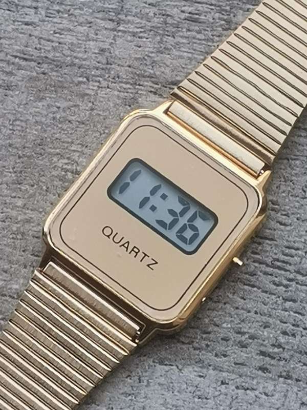 MENS GOLD PLATED DIGITAL WATCH WITH GOLD STAINLESS STEEL STRAP IN EXCELLENT WORKING CONDITION