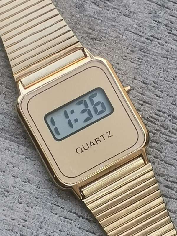 MENS GOLD PLATED DIGITAL WATCH WITH GOLD STAINLESS STEEL STRAP IN EXCELLENT WORKING CONDITION