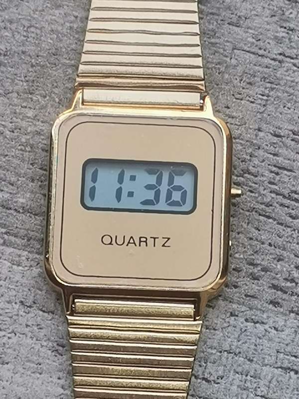 MENS GOLD PLATED DIGITAL WATCH WITH GOLD STAINLESS STEEL STRAP IN EXCELLENT WORKING CONDITION