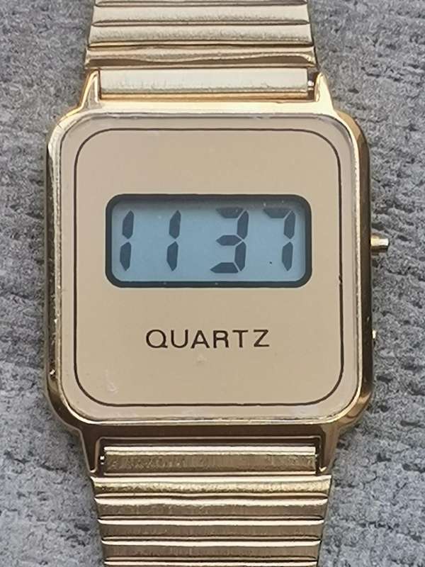 MENS GOLD PLATED DIGITAL WATCH WITH GOLD STAINLESS STEEL STRAP IN EXCELLENT WORKING CONDITION