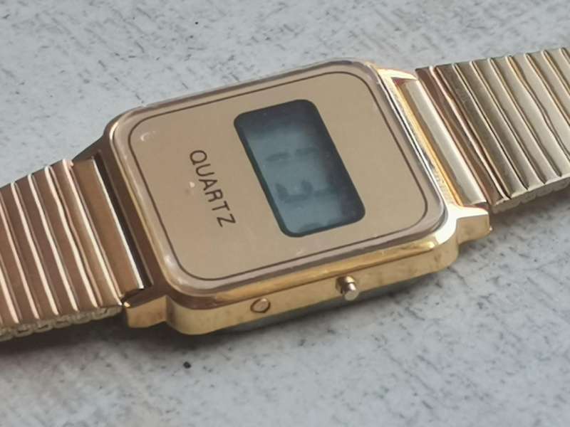 MENS GOLD PLATED DIGITAL WATCH WITH GOLD STAINLESS STEEL STRAP IN EXCELLENT WORKING CONDITION