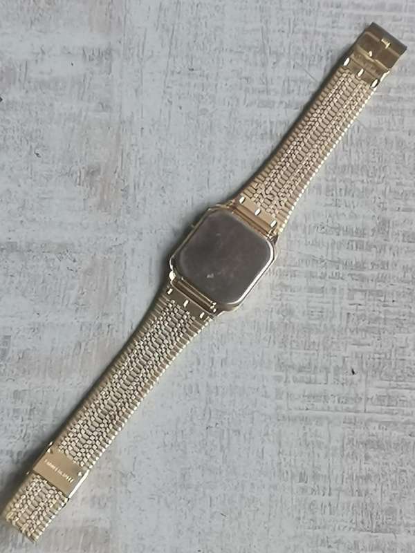 MENS GOLD PLATED DIGITAL WATCH WITH GOLD STAINLESS STEEL STRAP IN EXCELLENT WORKING CONDITION