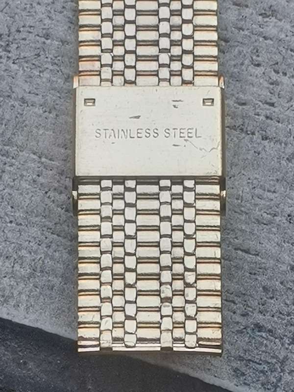 MENS GOLD PLATED DIGITAL WATCH WITH GOLD STAINLESS STEEL STRAP IN EXCELLENT WORKING CONDITION