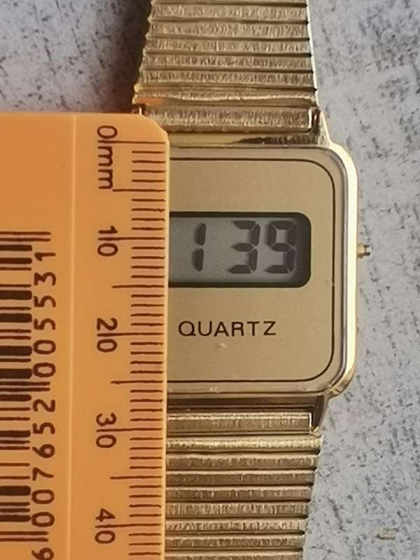 MENS GOLD PLATED DIGITAL WATCH WITH GOLD STAINLESS STEEL STRAP IN EXCELLENT WORKING CONDITION