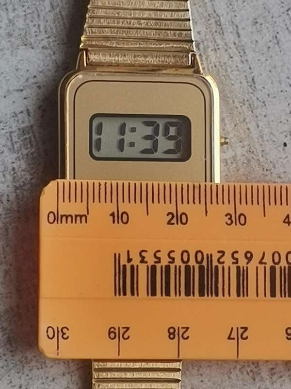 MENS GOLD PLATED DIGITAL WATCH WITH GOLD STAINLESS STEEL STRAP IN EXCELLENT WORKING CONDITION