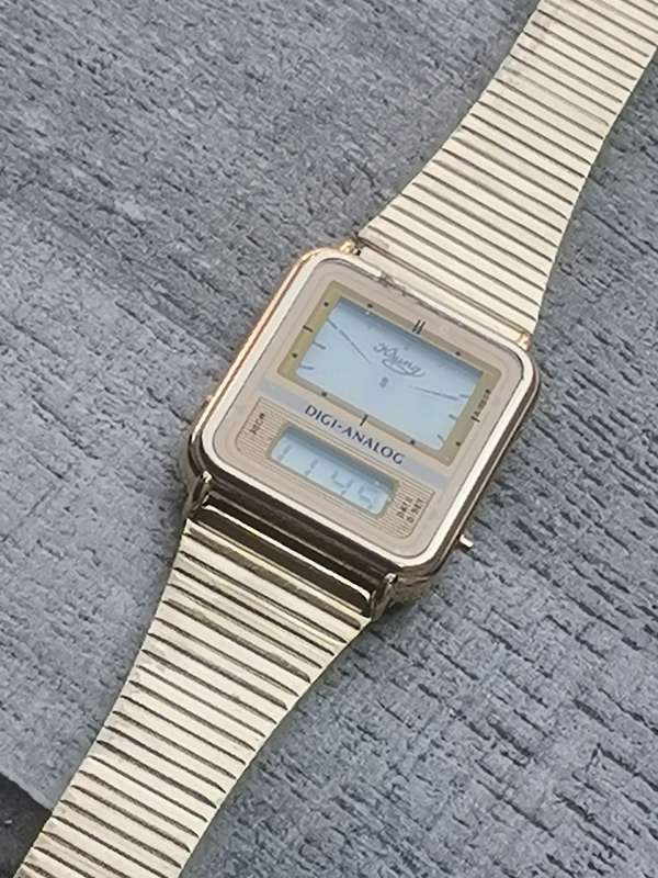 MENS VINTAGE ELECTRONIC ANALOG/DIGITAL WATCH IN EXCELLENT WORKING CONDITION