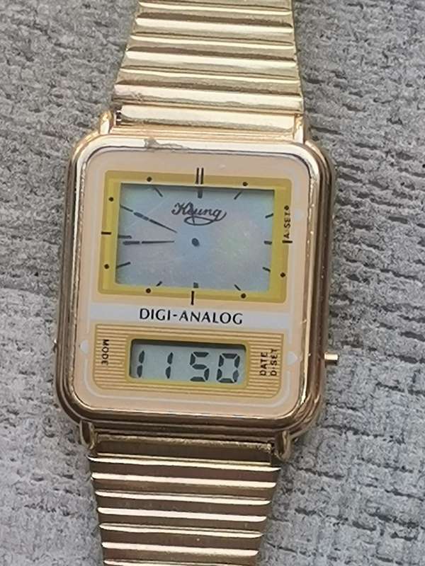 MENS VINTAGE ELECTRONIC ANALOG/DIGITAL WATCH IN EXCELLENT WORKING CONDITION