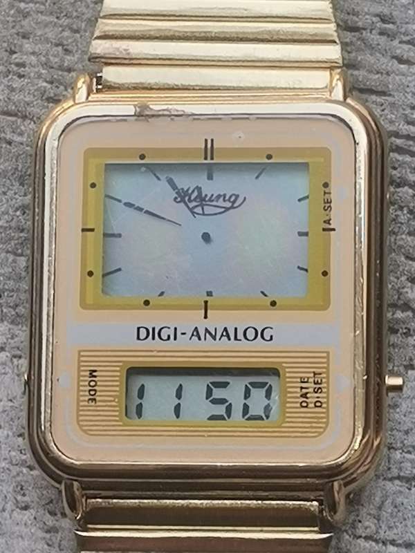 MENS VINTAGE ELECTRONIC ANALOG/DIGITAL WATCH IN EXCELLENT WORKING CONDITION