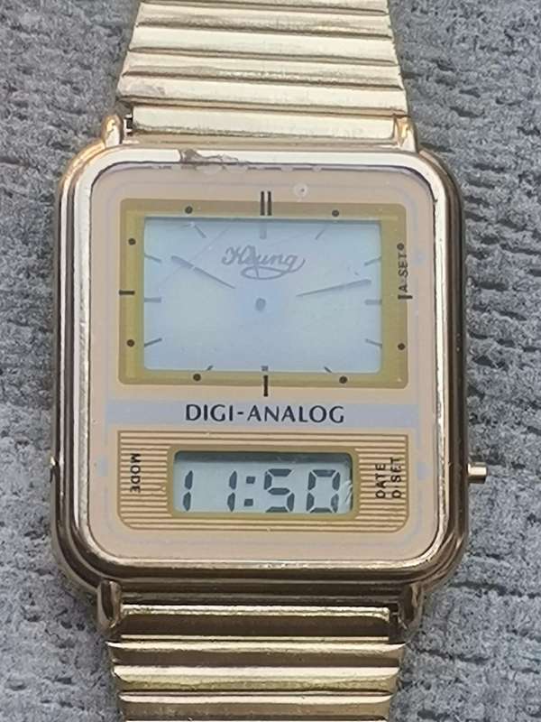 MENS VINTAGE ELECTRONIC ANALOG/DIGITAL WATCH IN EXCELLENT WORKING CONDITION