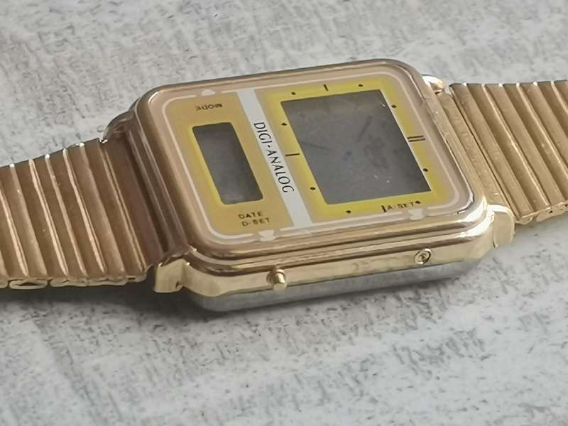 MENS VINTAGE ELECTRONIC ANALOG/DIGITAL WATCH IN EXCELLENT WORKING CONDITION