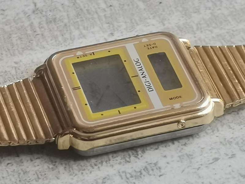MENS VINTAGE ELECTRONIC ANALOG/DIGITAL WATCH IN EXCELLENT WORKING CONDITION