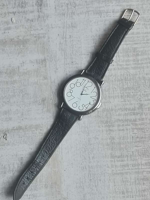 MENS VINTAGE NOBLE QUARTZ WATCH IN EXCELLENT WORKING CONDITION