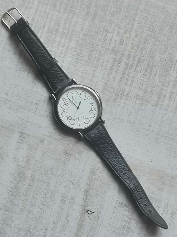 MENS VINTAGE NOBLE QUARTZ WATCH IN EXCELLENT WORKING CONDITION