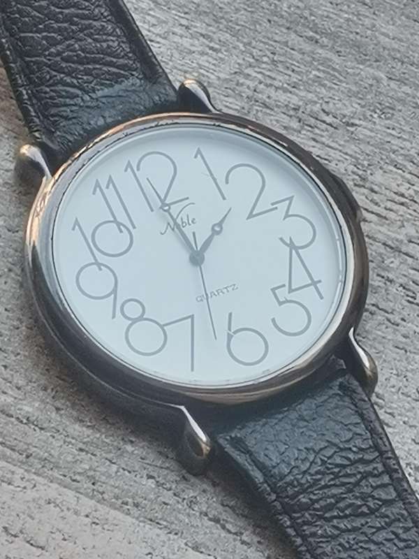 MENS VINTAGE NOBLE QUARTZ WATCH IN EXCELLENT WORKING CONDITION