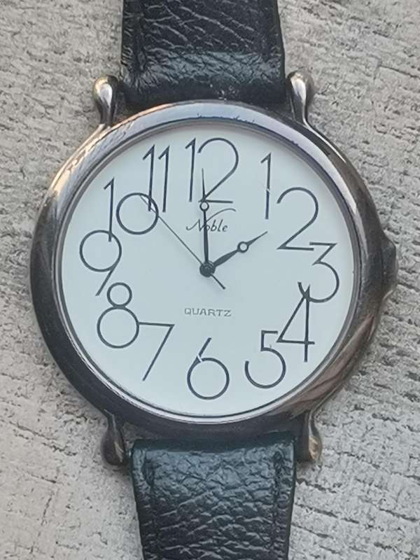 MENS VINTAGE NOBLE QUARTZ WATCH IN EXCELLENT WORKING CONDITION