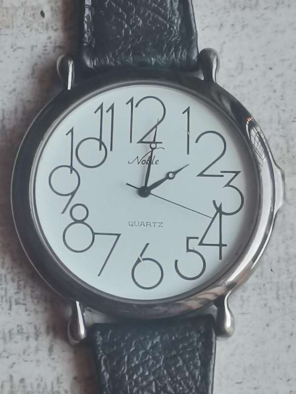 MENS VINTAGE NOBLE QUARTZ WATCH IN EXCELLENT WORKING CONDITION