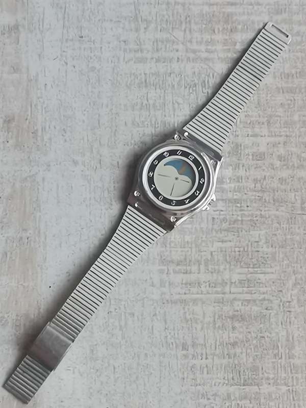 MENS VINTAGE ELECTRONIC ANALOG QUARTZ WATCH IN EXCELLENT WORKING CONDITION
