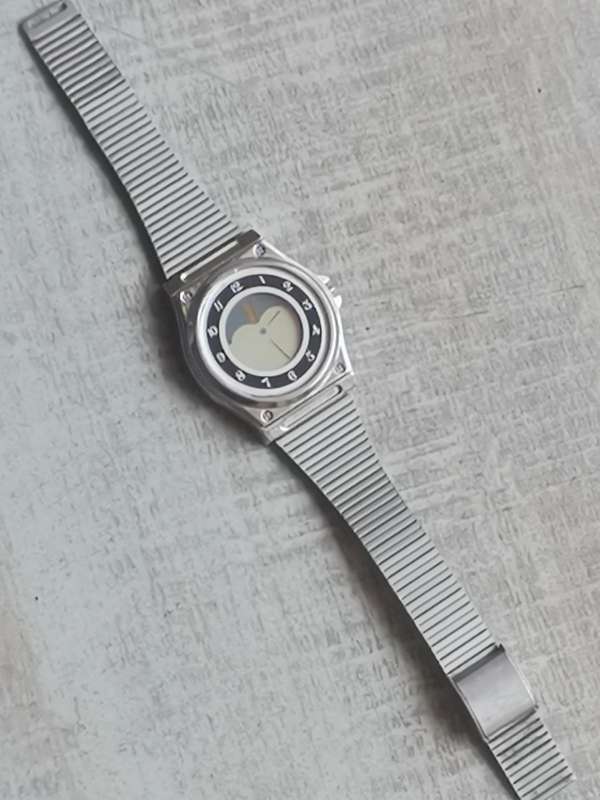 MENS VINTAGE ELECTRONIC ANALOG QUARTZ WATCH IN EXCELLENT WORKING CONDITION