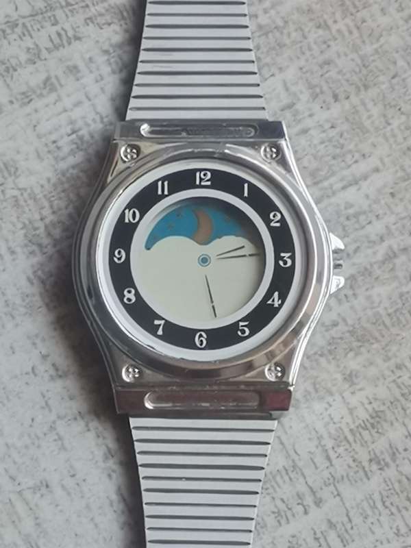 MENS VINTAGE ELECTRONIC ANALOG QUARTZ WATCH IN EXCELLENT WORKING CONDITION