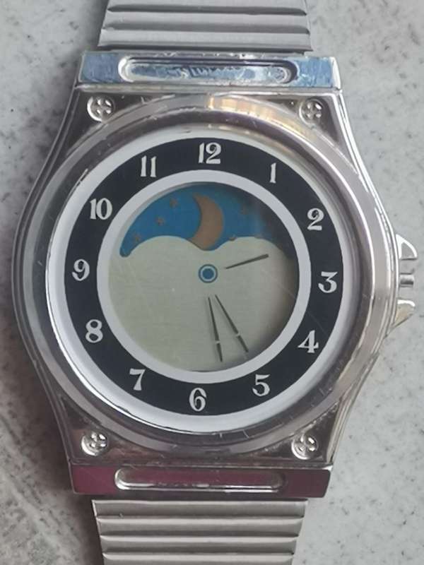 MENS VINTAGE ELECTRONIC ANALOG QUARTZ WATCH IN EXCELLENT WORKING CONDITION