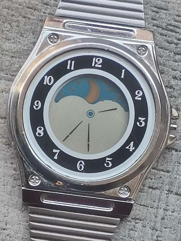 MENS VINTAGE ELECTRONIC ANALOG QUARTZ WATCH IN EXCELLENT WORKING CONDITION
