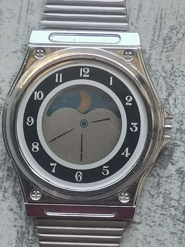 MENS VINTAGE ELECTRONIC ANALOG QUARTZ WATCH IN EXCELLENT WORKING CONDITION