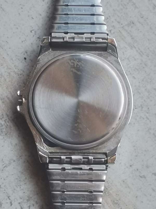 MENS VINTAGE ELECTRONIC ANALOG QUARTZ WATCH IN EXCELLENT WORKING CONDITION