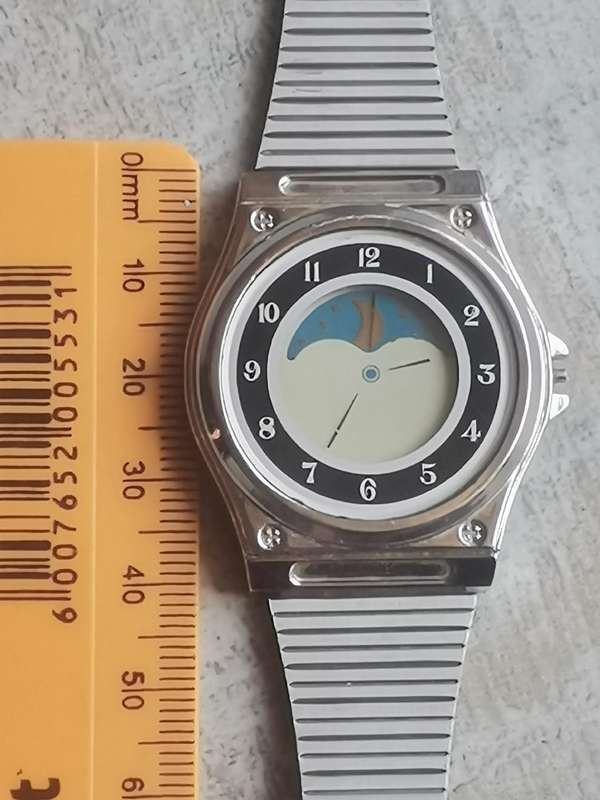 MENS VINTAGE ELECTRONIC ANALOG QUARTZ WATCH IN EXCELLENT WORKING CONDITION