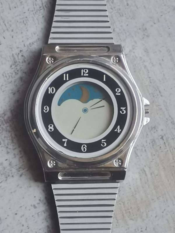 MENS VINTAGE ELECTRONIC ANALOG QUARTZ WATCH IN EXCELLENT WORKING CONDITION