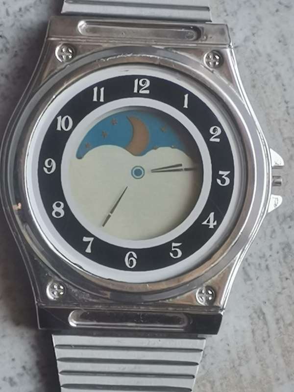 MENS VINTAGE ELECTRONIC ANALOG QUARTZ WATCH IN EXCELLENT WORKING CONDITION