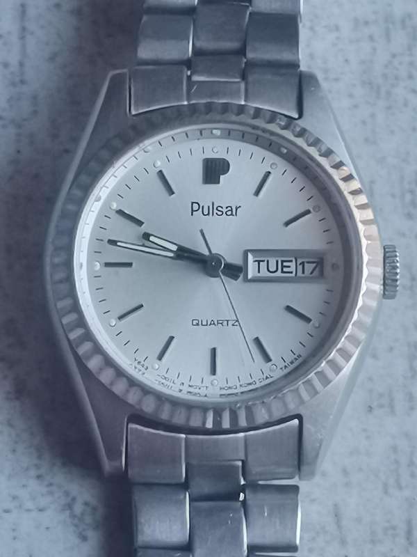 LADIES VINTAGE PULSAR WATCH WITH DAY/DATE FUNCTION IN EXCELLENT WORKING CONDITION