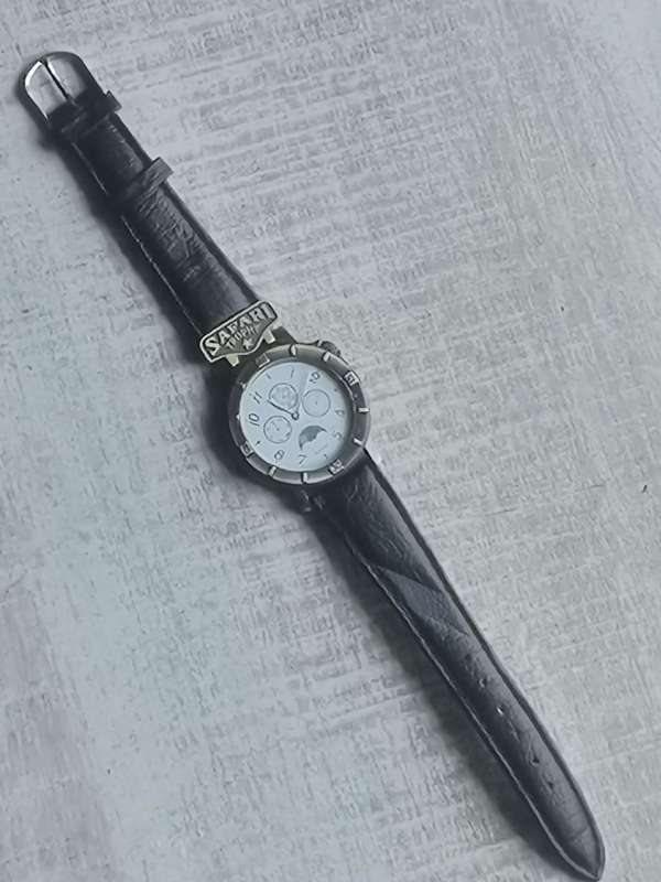 MENS VINTAGE SAFARI TROPHY WATCH IN EXCELLENT WORKING CONDITION